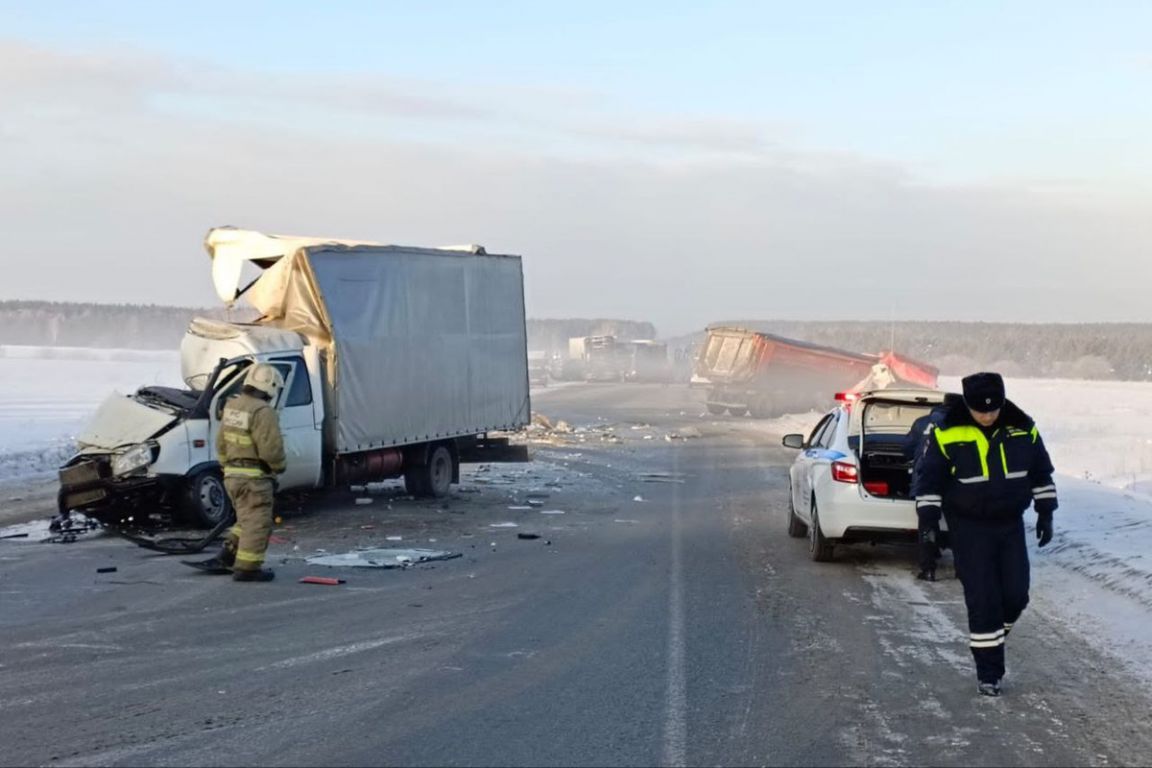 Тюменский тракт перекрыли из-за массовой аварии | 01.02.2024 | Екатеринбург  - БезФормата